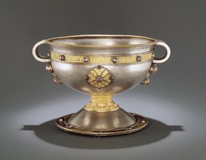 The Ardagh Chalice ، Reerasta ، County Limerick ، أوائل القرن الثامن (الفضة مع التذهيب الفضي والمينا والنحاس والبرونز) (